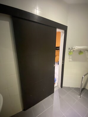 Standard Room, 1 King Bed, Non Smoking | Bathroom | Free toiletries, hair dryer, bidet, towels - Padungan Hotel (Kuching)
