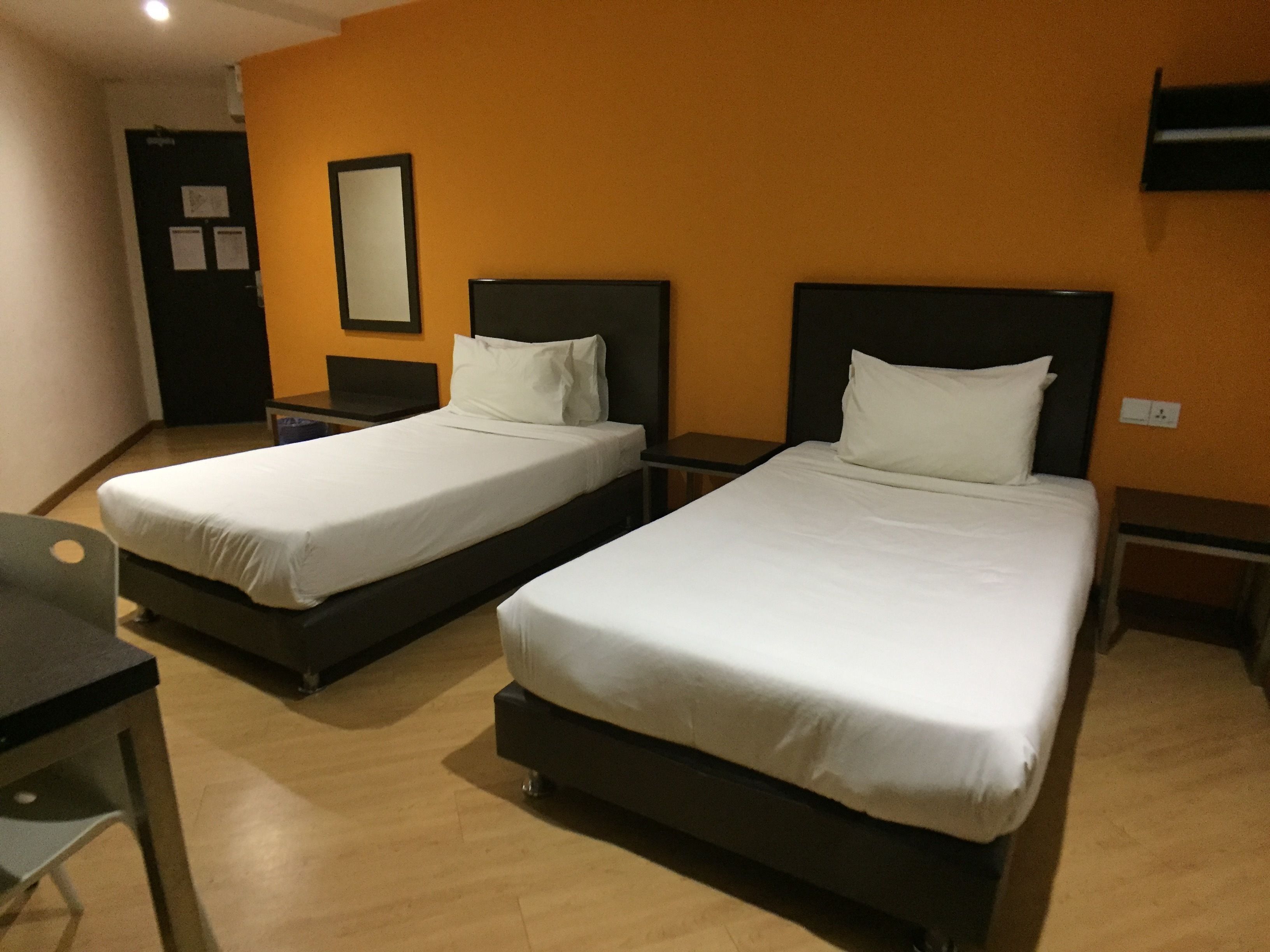 Caja de seguridad en la habitación, escritorio y cortinas blackout 