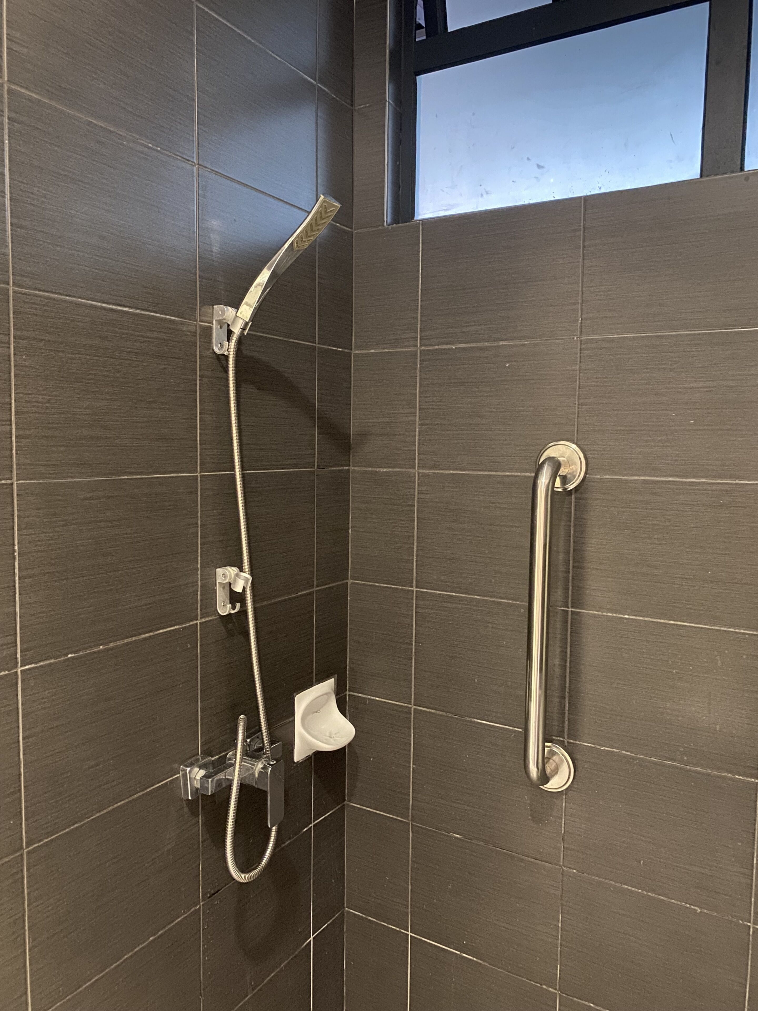 standard room, 1 king bed, non smoking | in-room safe, desk, blackout curtains, iron/ironing board