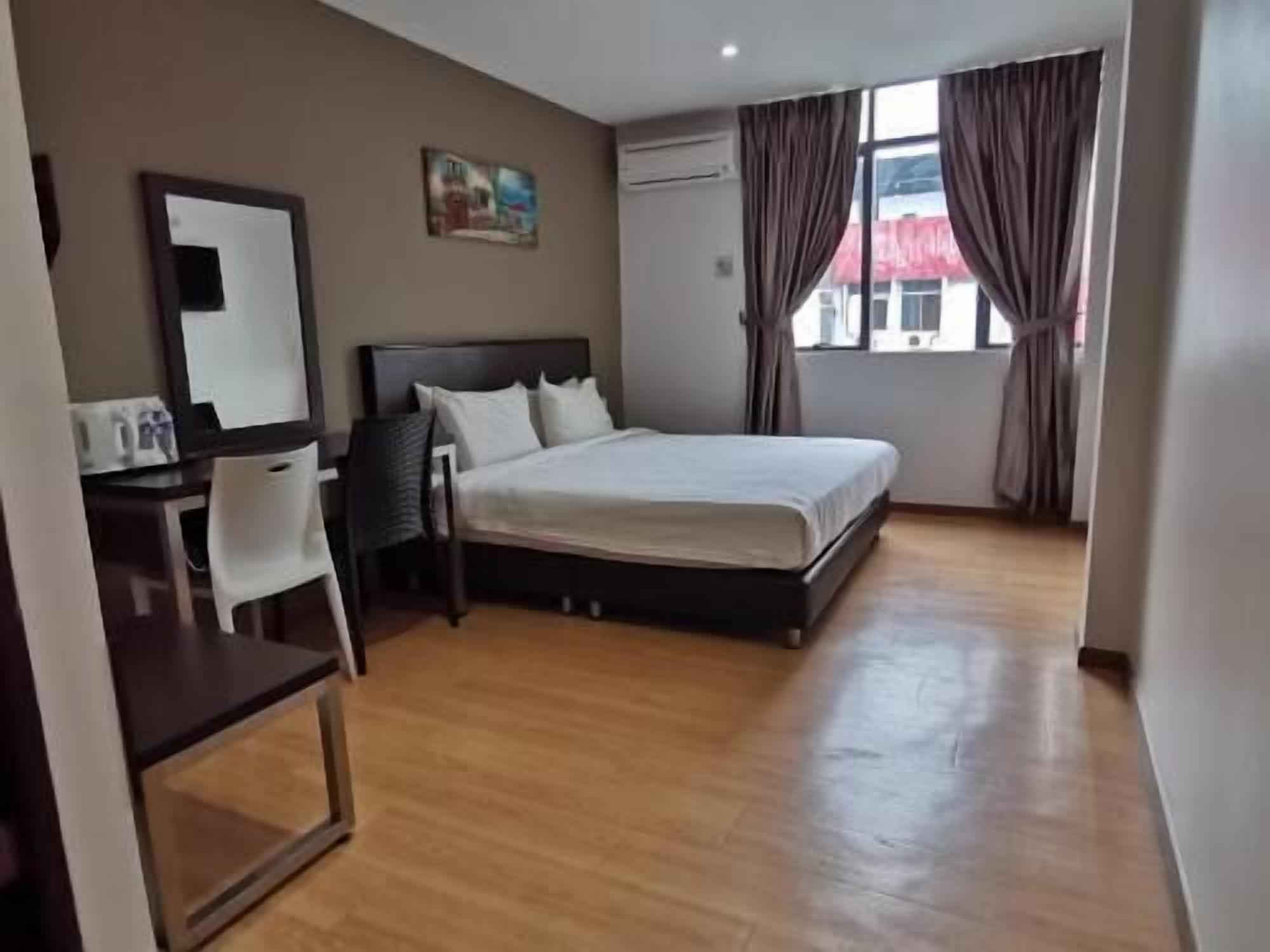 Caja de seguridad en la habitación, escritorio y cortinas blackout 