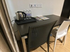 Caja de seguridad en la habitación, escritorio y cortinas blackout 
