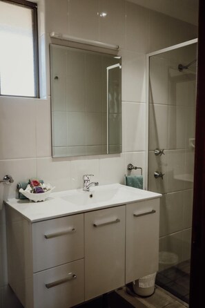 Douche, articles de toilette (gratuits), séchoir à cheveux