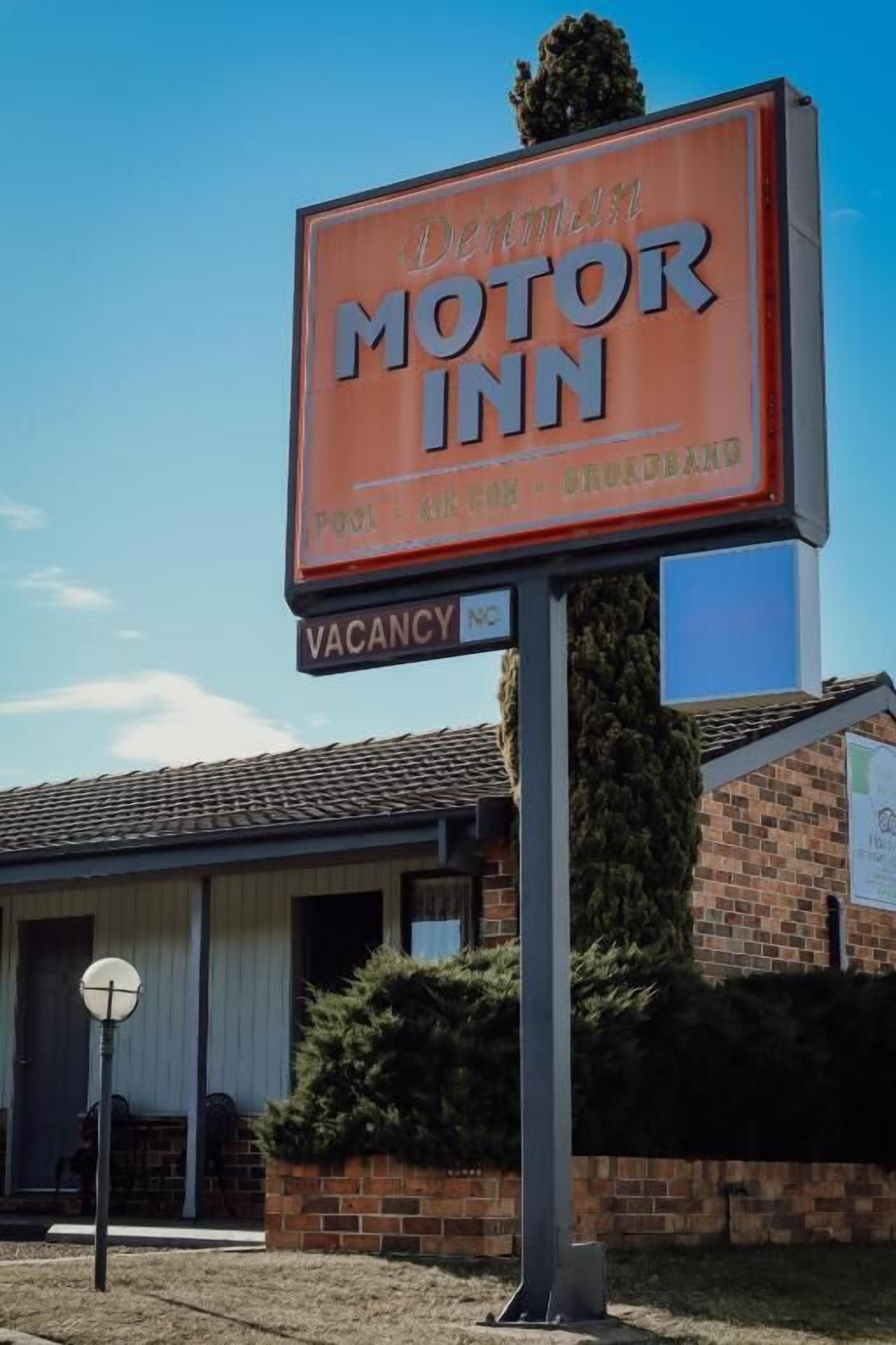 Ein Schild eines Motels mit der Aufschrift 'Motor Inn' und 'Freie Zimmer'.