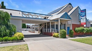 A motel with a covered entrance, solar heating, and a sign indicating a vacancy. - The River Boat Hotel - Echuca (Echuca)
