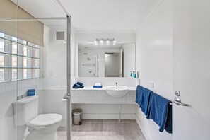  Twin Room - 1 Queen and 1 Single Bed | Bathroom