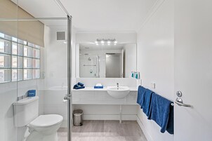 Artículos de tocador gratuitos, secador de pelo, toallas