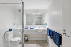 Habitación estándar, para no fumadores, balcón (Standard room) | Baño | Amenidades de baño gratuitas, secadora de cabello, toallas