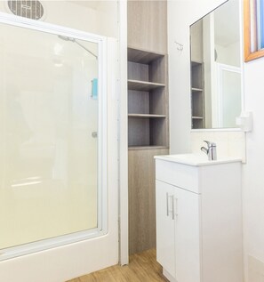 Cabaña básica | Baño | Ducha, secador de pelo y toallas