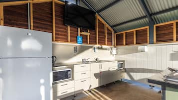 Kühlschrank, Mikrowelle, Wasserkocher mit Kaffee-/Teezubehör