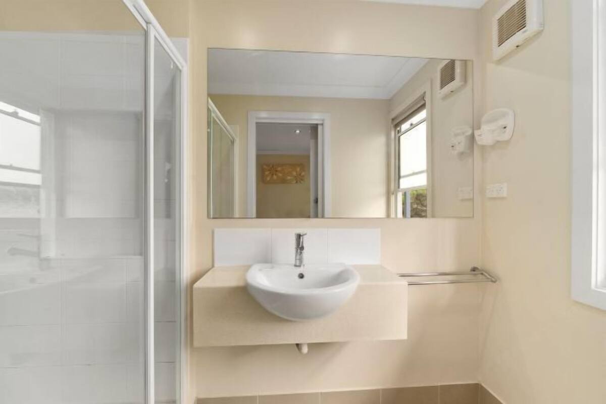Baño | Ducha, secador de pelo y toallas