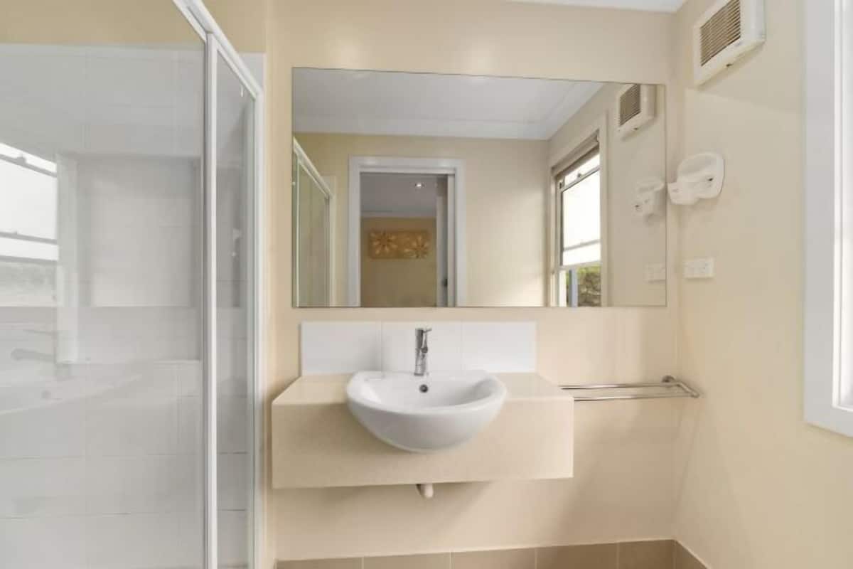 Salle de bain | Douche, séchoir à cheveux, serviettes fournies