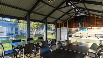 Kühlschrank, Mikrowelle, Wasserkocher mit Kaffee-/Teezubehör