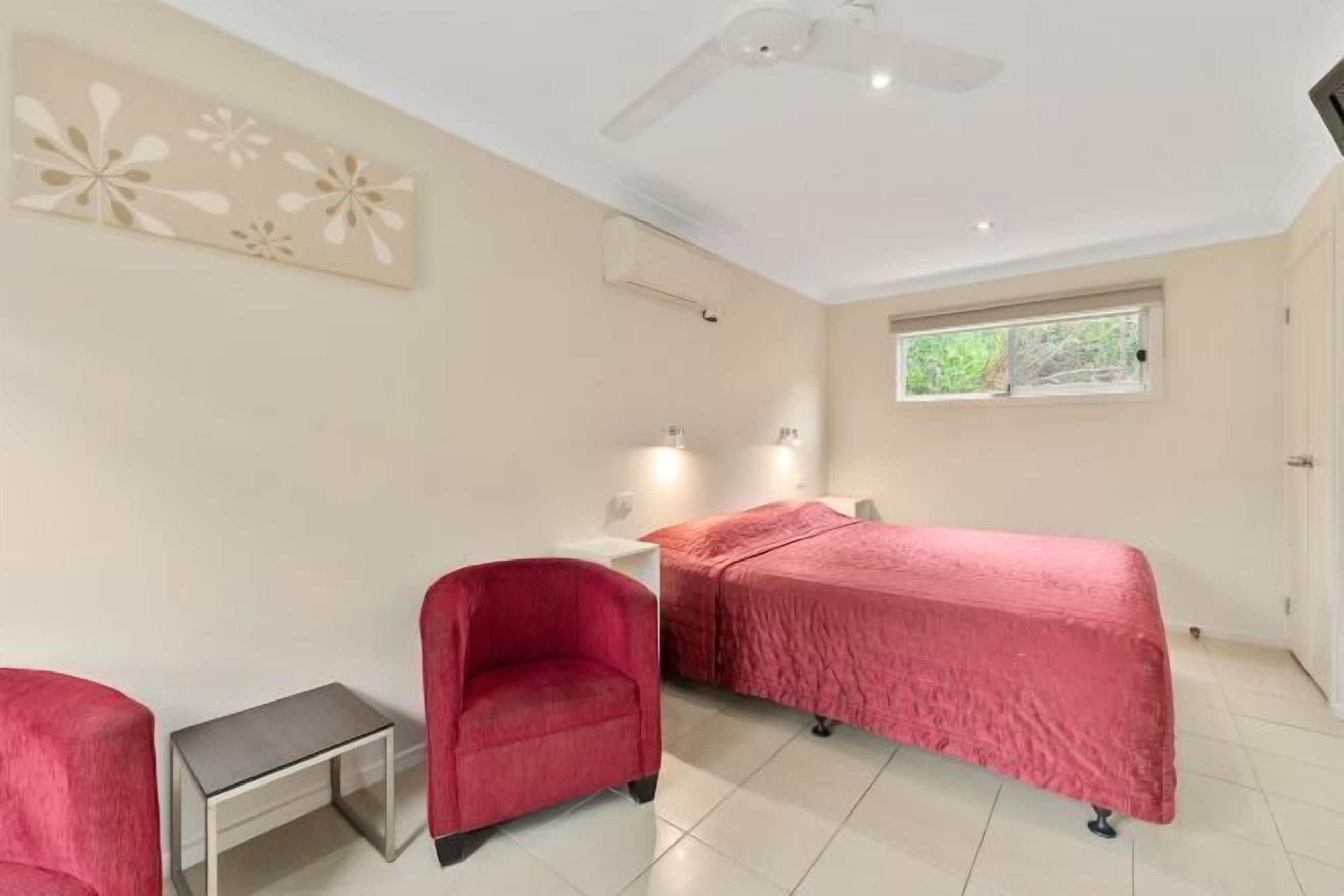 Een strijkplank/strijkijzer, gratis wifi, beddengoed