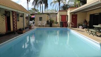 Una piscina al aire libre