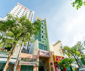 A hotel with a modern design, featuring a prominent sign for the Golden Gate Hotel. - Golden Gate 1 Hotel Da Nang (Da Nang)