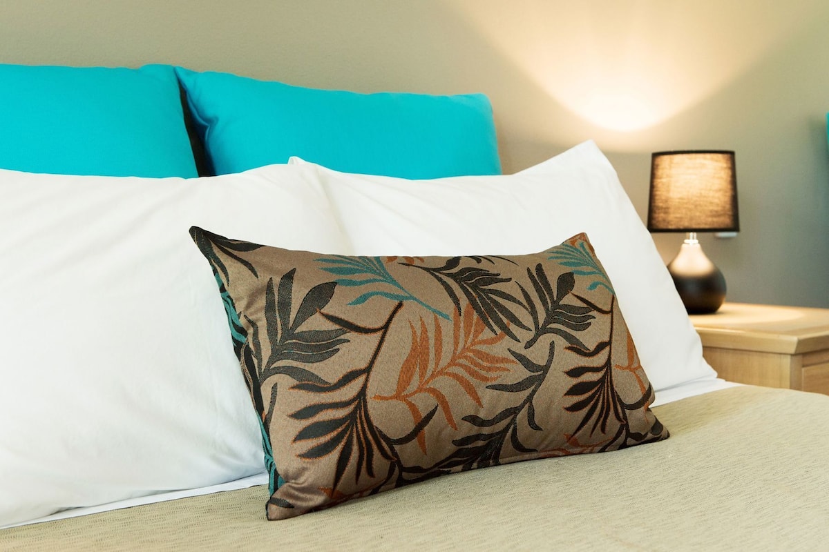 Minibar, iron/ironing board, free WiFi, bed sheets