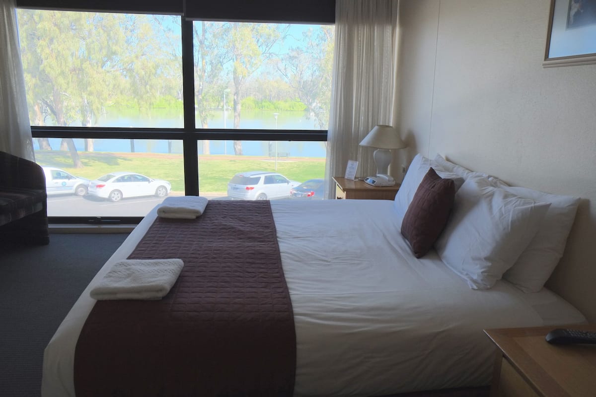 hotel riverview room | minibar, iron/ironing board, free wifi, bed sheets