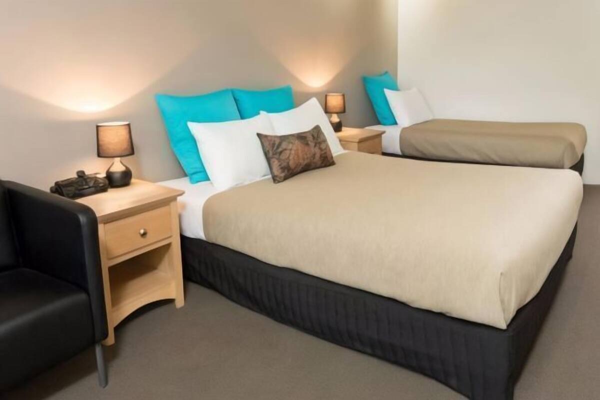 Minibar, strykejern/-brett, wi-fi (inkludert) og sengetøy