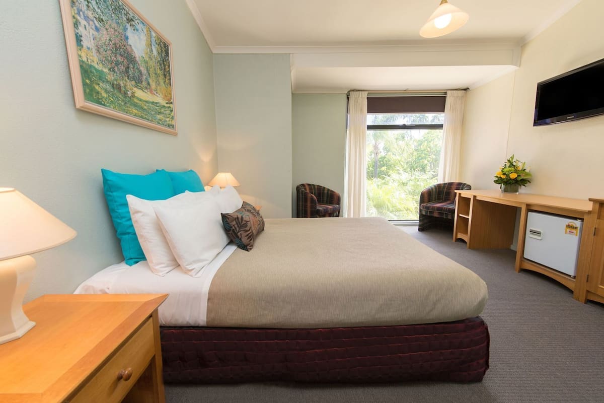 Minibar, iron/ironing board, free WiFi, bed sheets