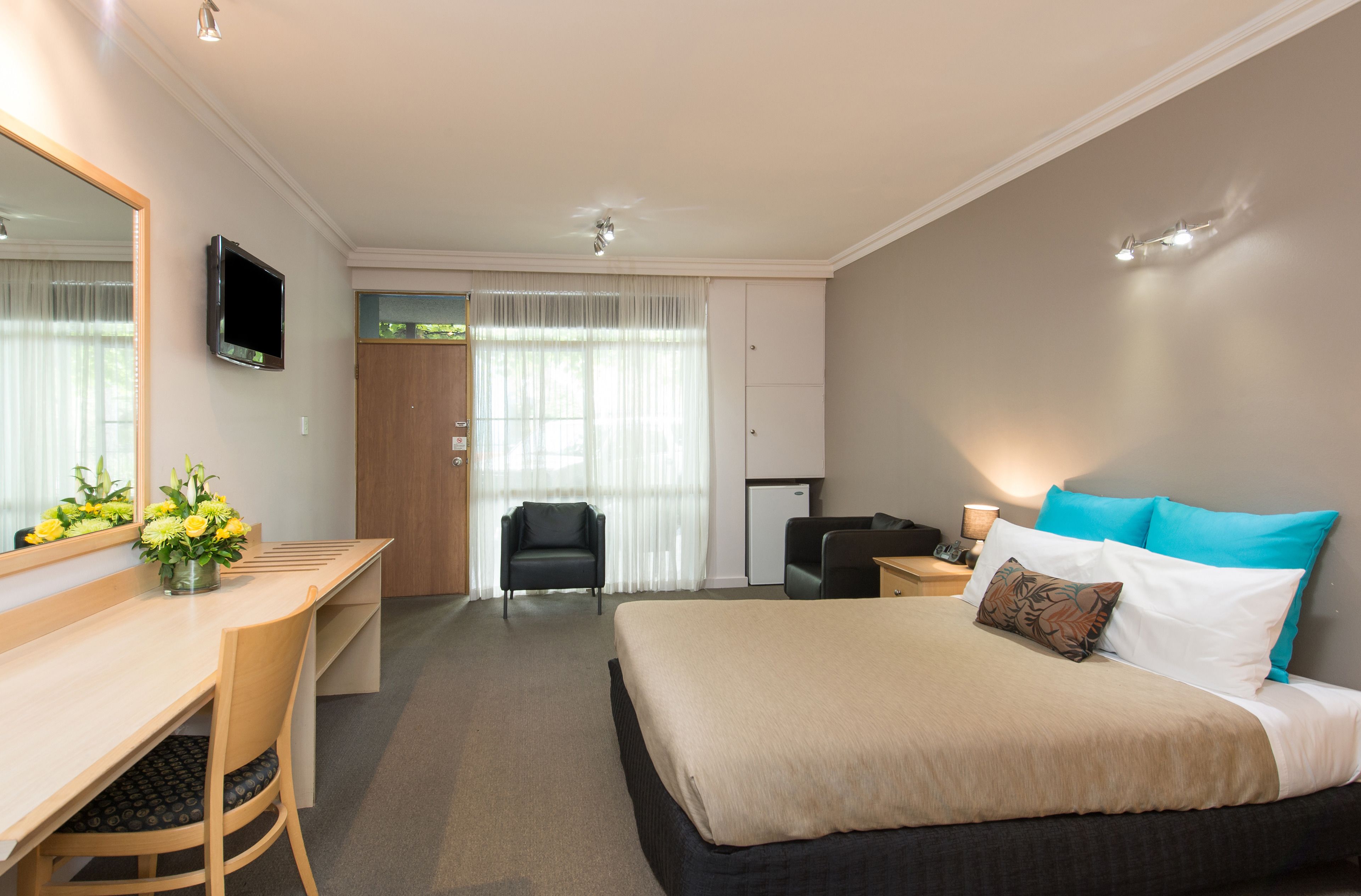 standard queen room | minibar, iron/ironing board, free wifi, bed sheets