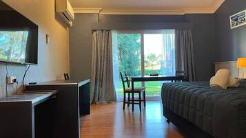 ห้องซูพีเรีย | โต๊ะทำงาน, พื้นที่ทำงานแบบใช้แล็ปท็อป, ผ้าม่านกันแสง, เตารีด/โต๊ะรีดผ้า