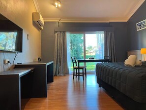 Desk, laptop workspace, blackout curtains, iron/ironing board - Airlie House Motor Inn (Scone)