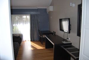 Escritorio, espacio para trabajar con laptop y cortinas blackout 