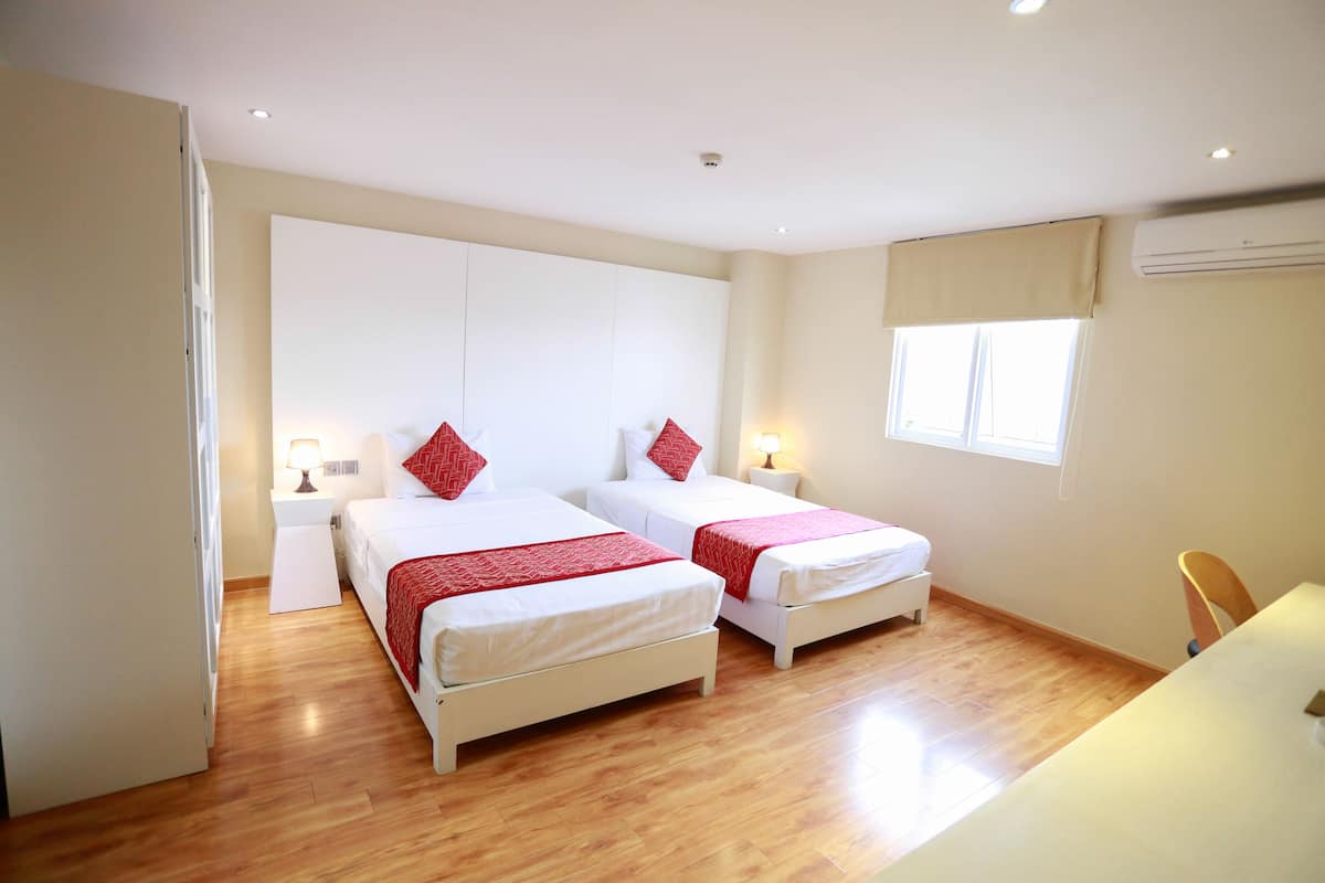 Habitación superior, vistas a la ciudad | 1 dormitorio, minibar, caja fuerte y escritorio
