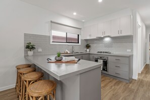 3 Bedroom Luxury Villa | Yksityinen keittiö | Jääkaappi, mikroaaltouuni, uuni, liesi