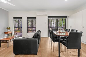 3 Bedroom Premium Villa | Oleskelualue | Taulutelevisio, DVD-soitin