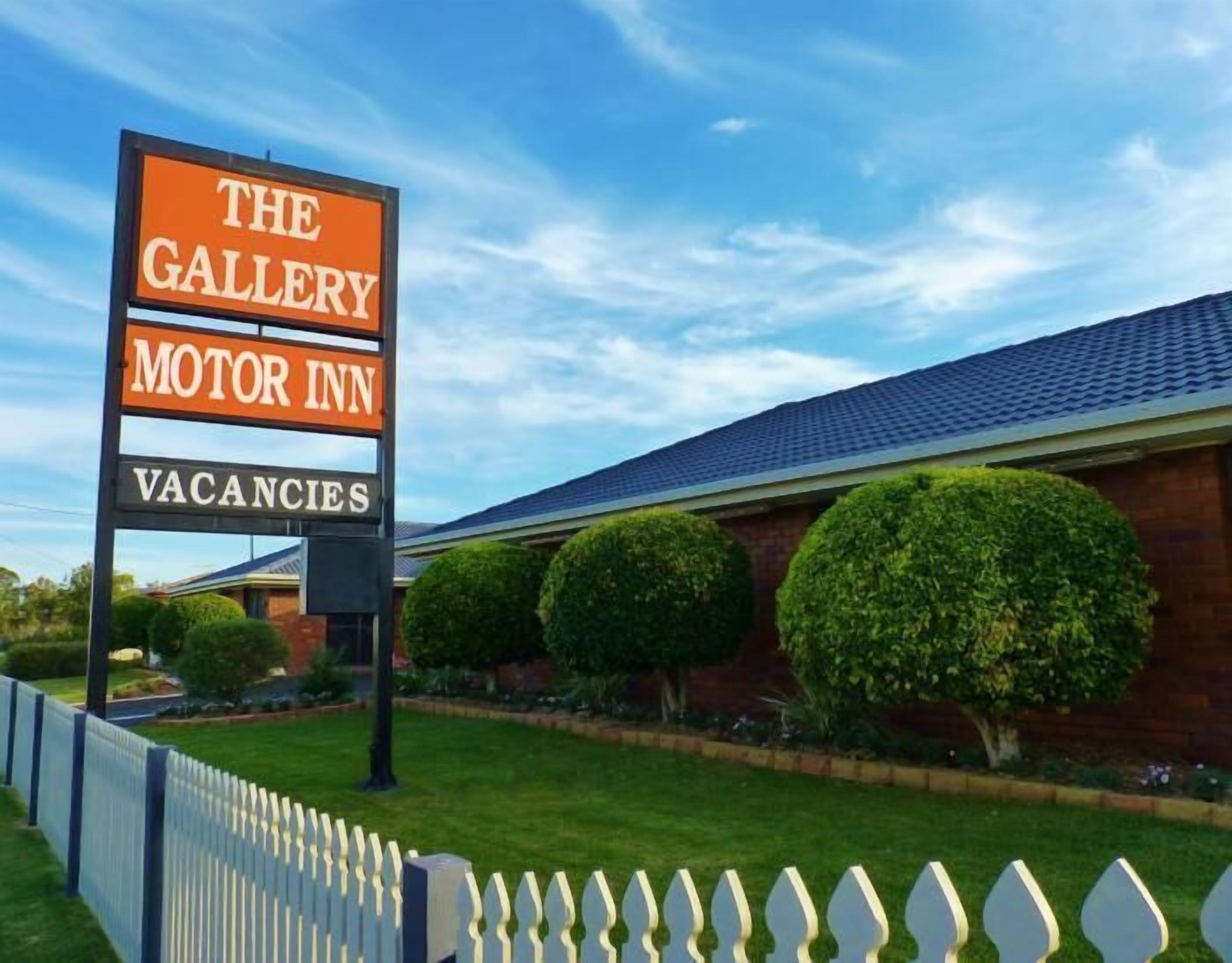 A sign for The Gallery Motor Inn advertising vacancies.