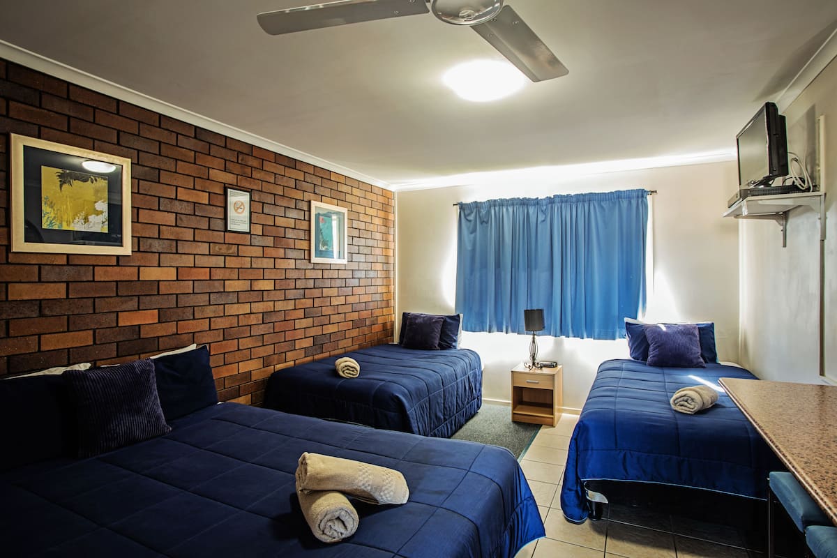 Tabla de planchar con plancha, wifi gratis y ropa de cama