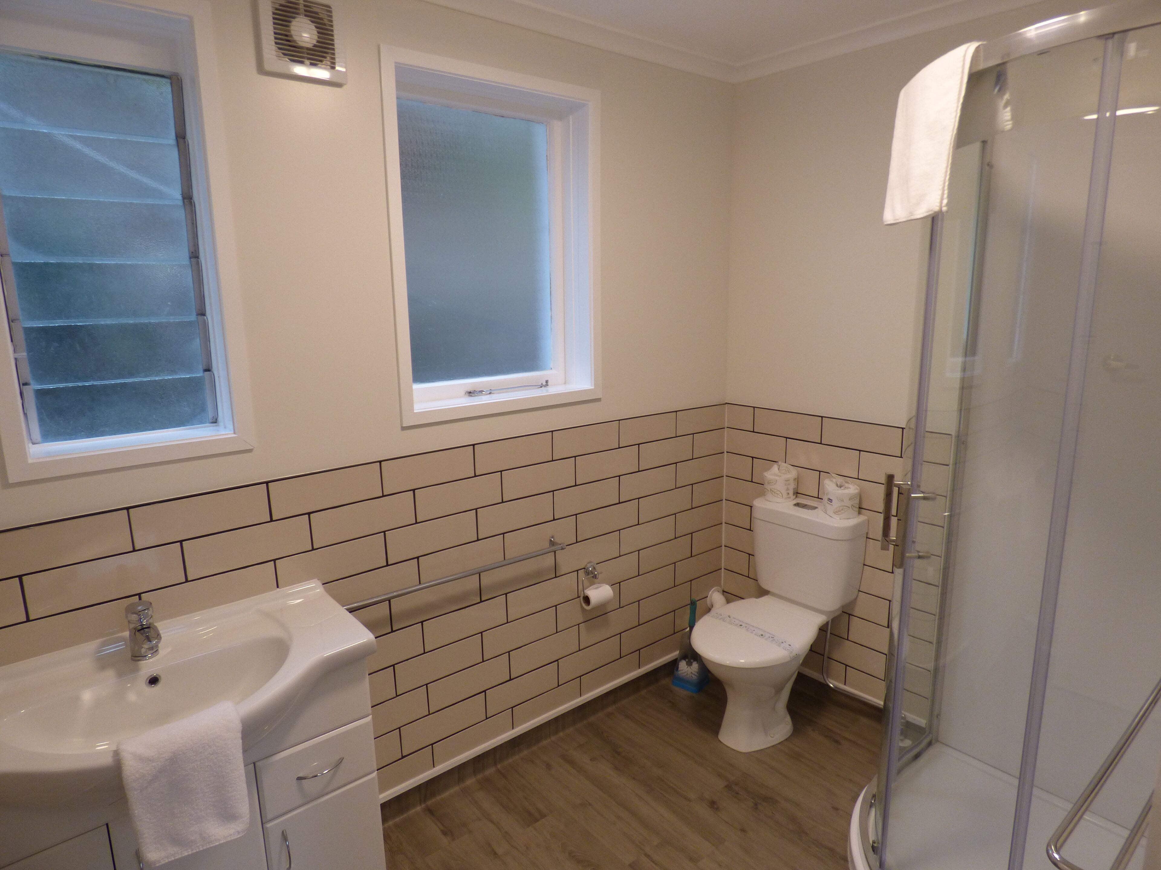 1 bedroom family apartment | bathroom | shower, towels