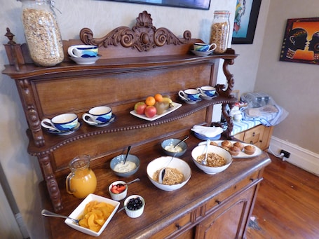 Daily continental breakfast for a fee. Sahara Motels