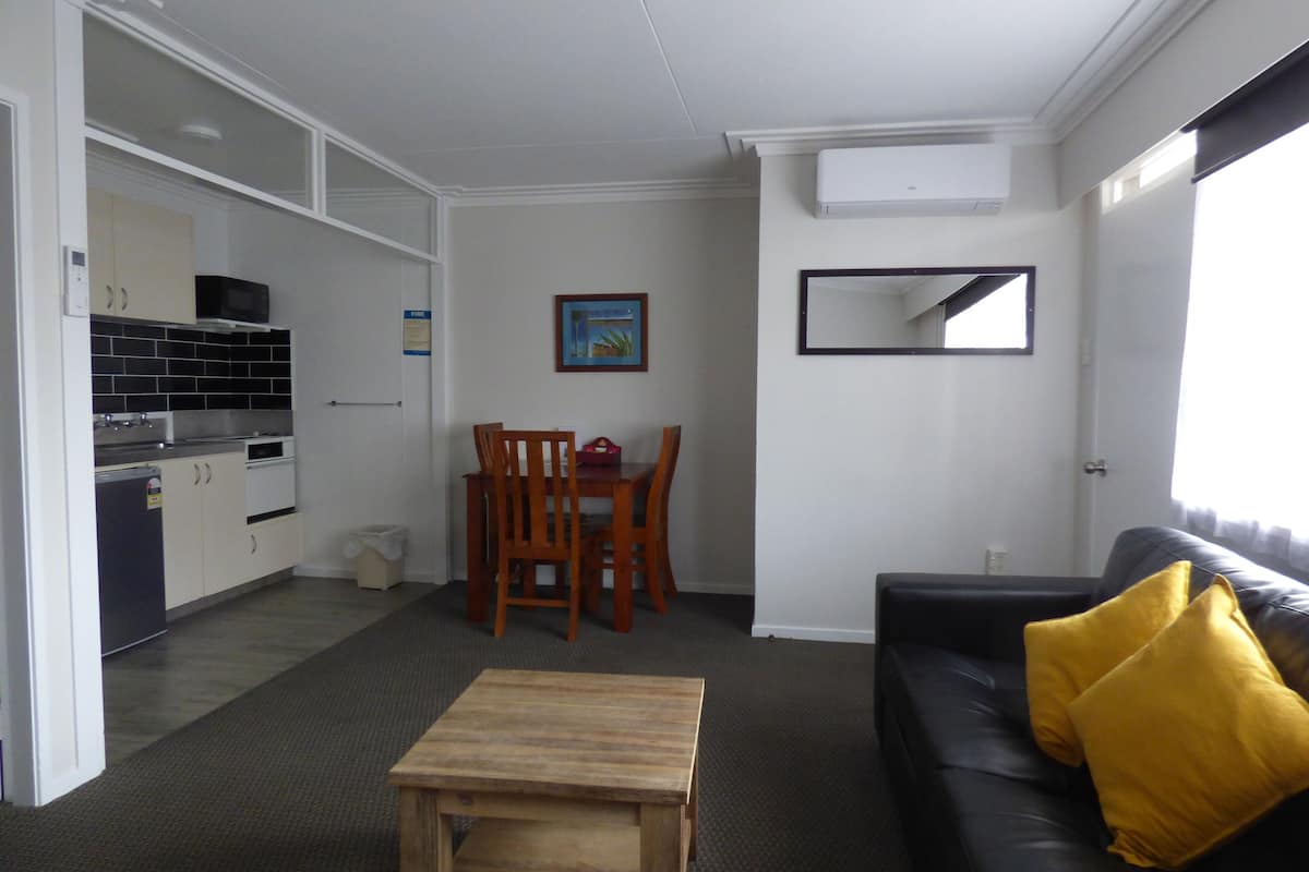 32-inch flat-screen tv with digital channels, tv