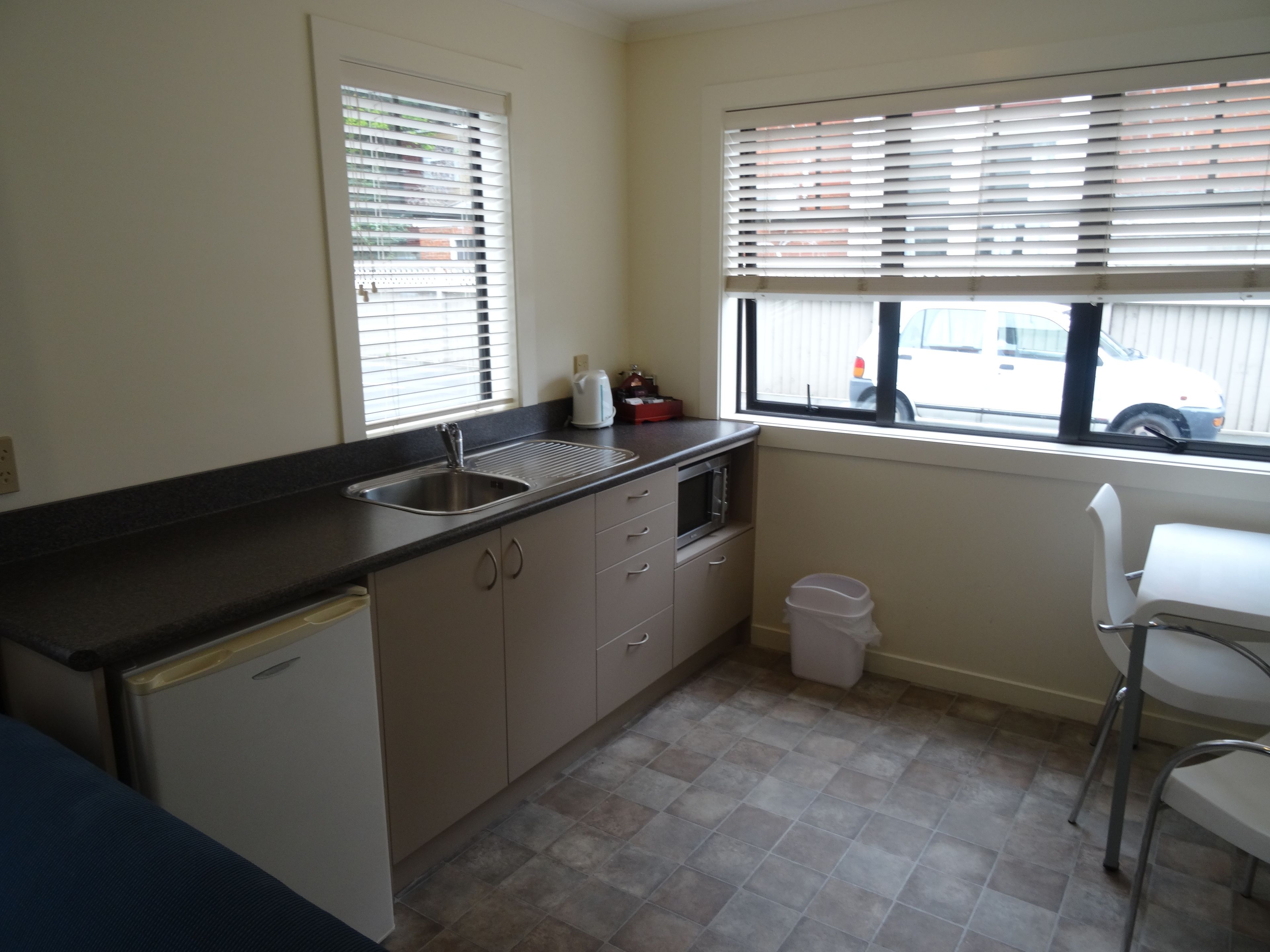 deluxe studio, non smoking, kitchenette | private kitchenette | electric kettle