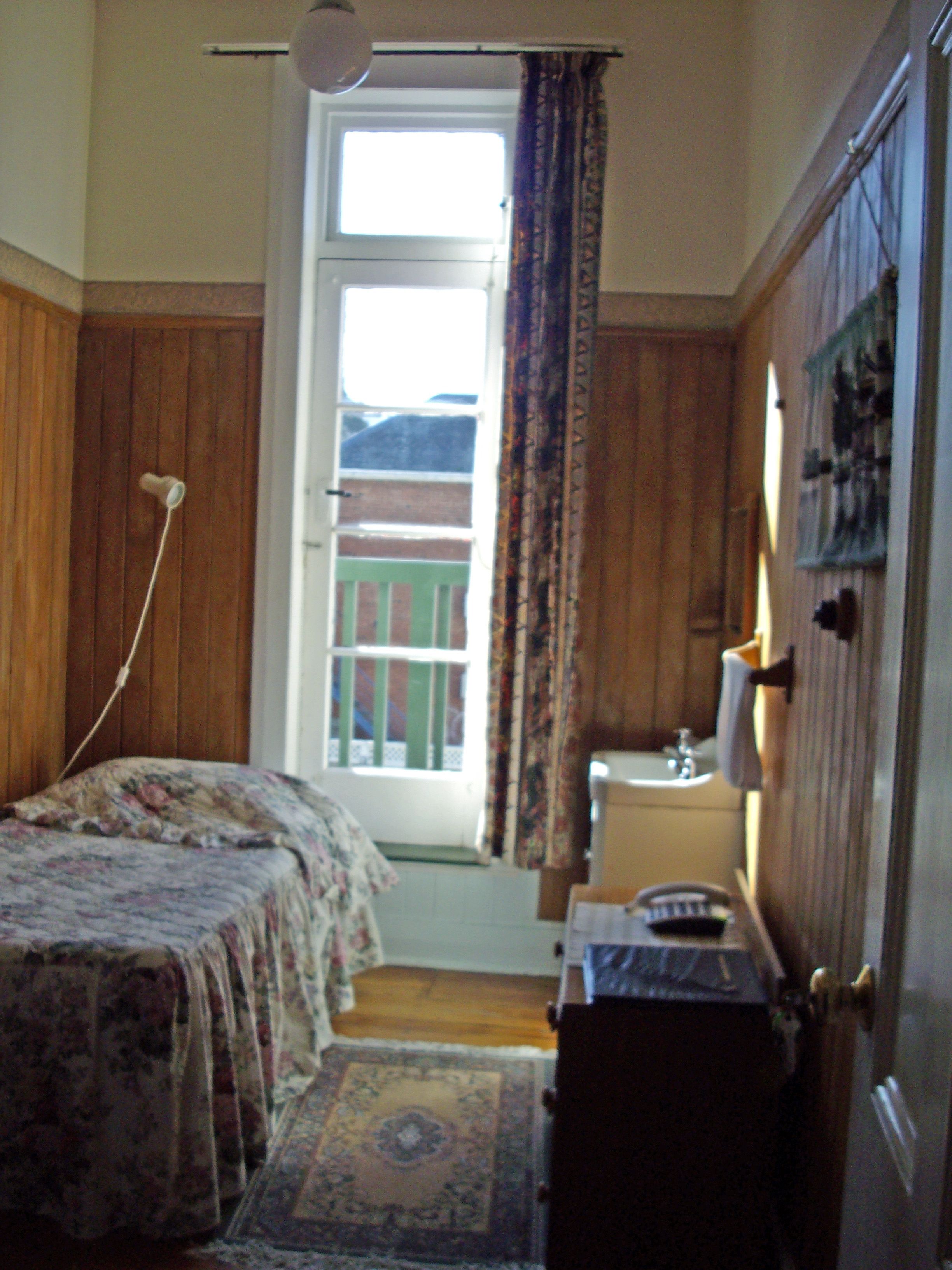 standard room, shared bathroom (single room) | free wifi, bed sheets