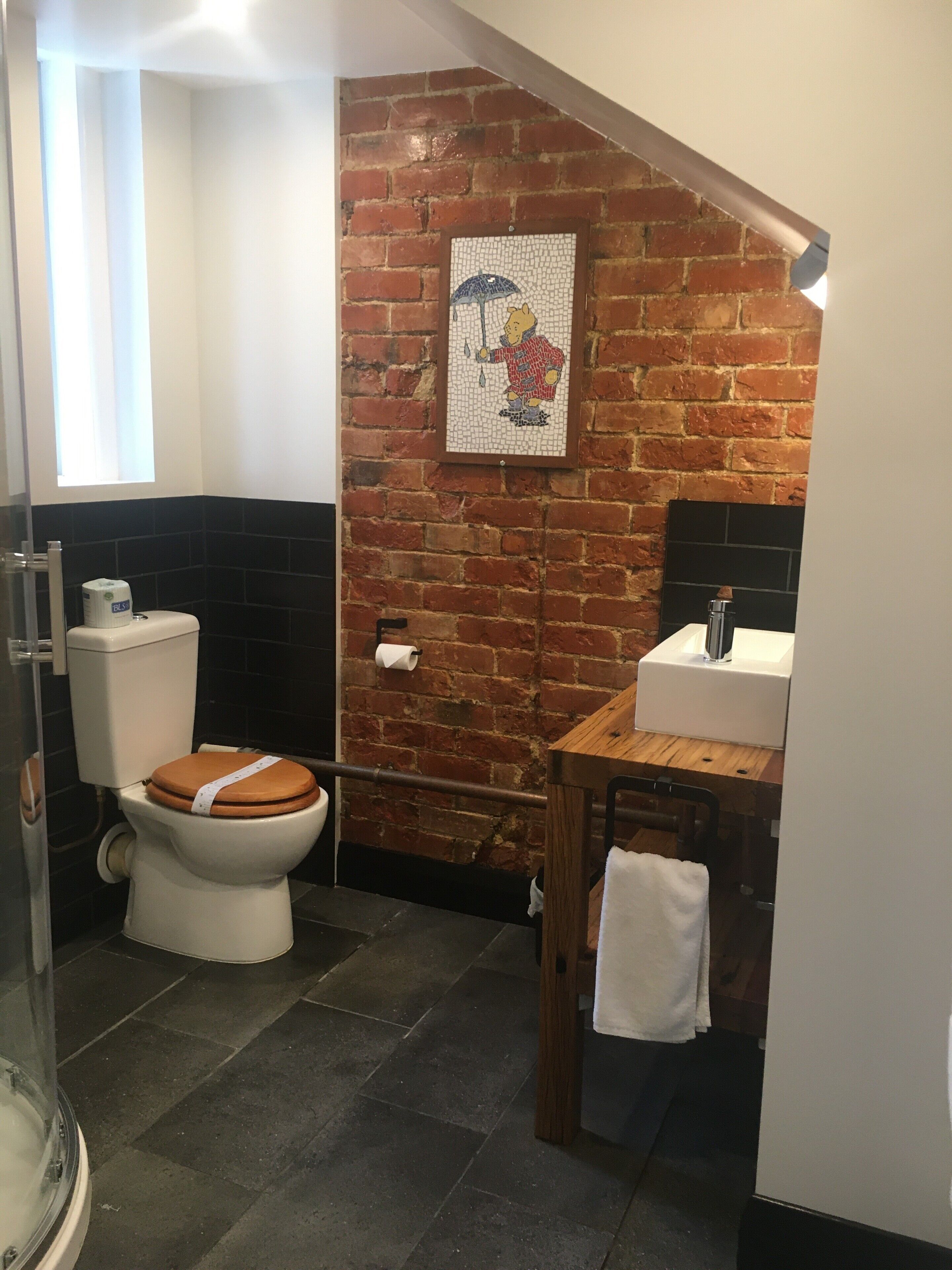 standard room, queen ensuite | free wifi, bed sheets