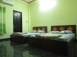 Quadruple Room | Minibar, desk, free WiFi - Hoa Thinh Hotel (Ho Chi Minh City)