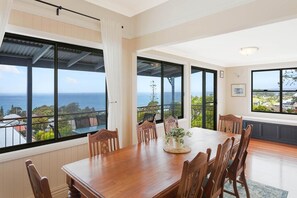 The Residence (Deluxe 3 Bedroom Apartment with Panoramic Sea View) | Private kitchen | Microwave, electric kettle - Heritage House Motel & Units (Eden)