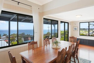 The Residence (Deluxe 3 Bedroom Apartment with Panoramic Sea View) | Private kitchen | Microwave, electric kettle