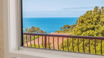 Superior Apartment, 2 Bedrooms, Jetted Tub, Ocean View | Private kitchen | Microwave, electric kettle
