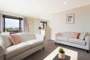 Apartment, 2 Bedrooms, Jetted Tub, Ocean View | Living area - Heritage House Motel & Units (Eden)