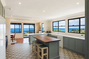 The Residence (Deluxe 3 Bedroom Apartment with Panoramic Sea View) | Private kitchen - Heritage House Motel & Units (Eden)