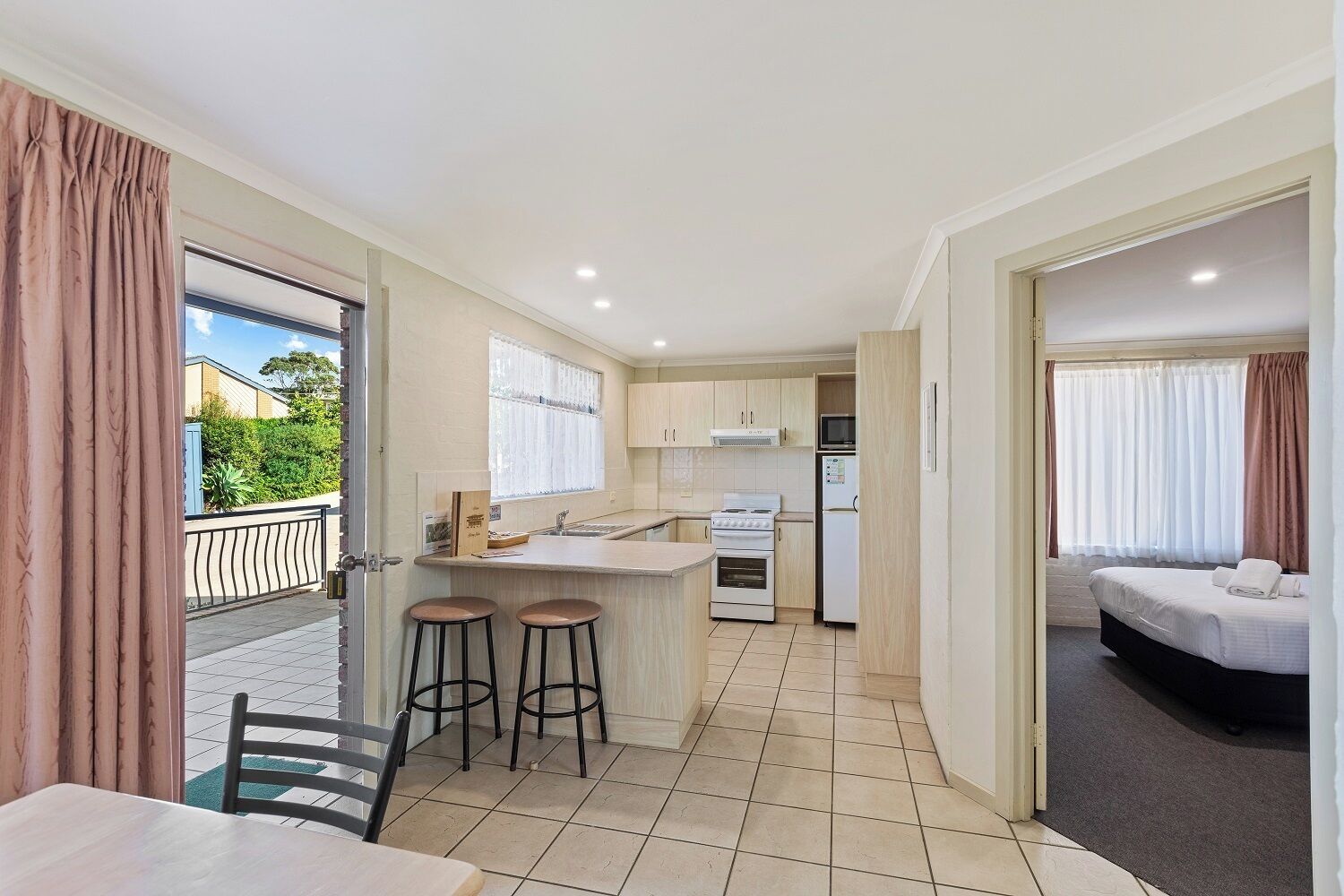 Standard Apartment, 2 Bedrooms, Hot Tub | Private kitchen | Microwave, electric kettle