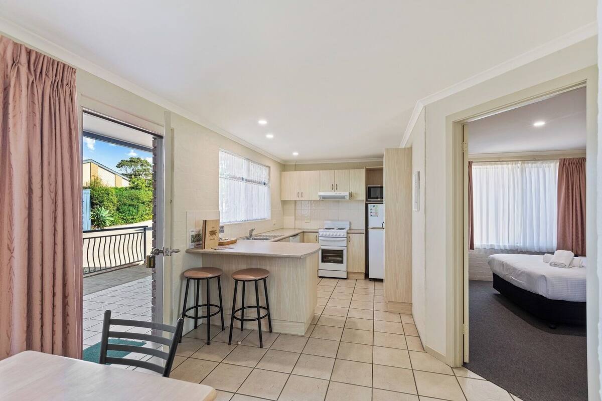 Standard Apartment, 2 Bedrooms, Hot Tub | Private kitchen | Microwave, electric kettle