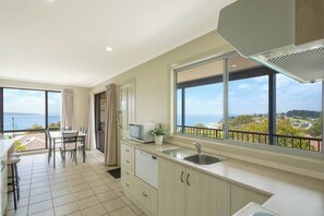 Apartment, 2 Bedrooms, Jetted Tub, Ocean View | Private kitchen | Microwave, electric kettle - Heritage House Motel & Units (Eden)