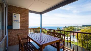 Apartamento, 2 quartos, banheira de hidromassagem, vista para o oceano | Sacada