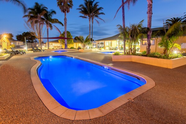 3 piscines extérieures