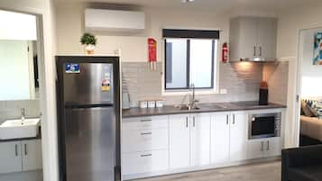 Biệt thự Deluxe | Bếp riêng | Tủ lạnh, lò vi sóng, bếp nấu, ấm điện